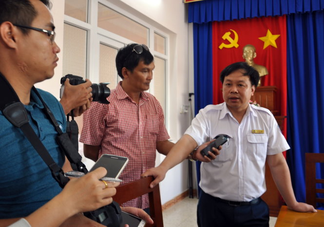 Ông Vũ Việt Hùng- phó tổng giám đốc Trung tâm phối hợp tìm kiếm cứu nạn hàng hải VN trả lời báo chí về tình hình cứu nạn tàu Hải Thành 26, sáng 31-3 - Ảnh: Đông Hà
