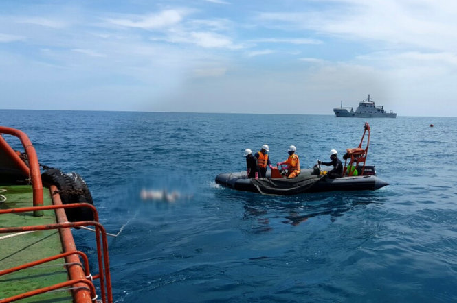 Lực lượng tìm kiếm cứu nạn đang vớt thi thể thuyền viên tàu Hải Thành 26 - Ảnh: Vietnam MRCC