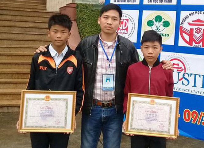 Thầy Cao Hùng Thọ cùng em Trương Tân Hóa (bìa trái) và Đinh Ngọc Thanh đoạt giải ba cho thiết bị làm tỏi đen bằng nắng - Ảnh: X.VƯƠNG