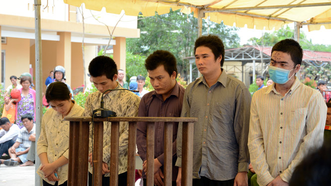Nhóm bị cáo tại tòa - Ảnh: ĐỨC TRONG
