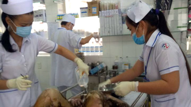 Chị Thủy được đưa vào bệnh viện cấp cứu (Facebook của một bác sĩ)