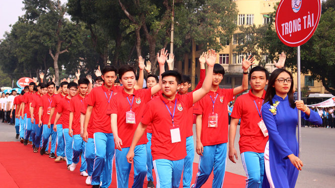 Diễu hành tổ trọng tài - Ảnh: HÀ THANH