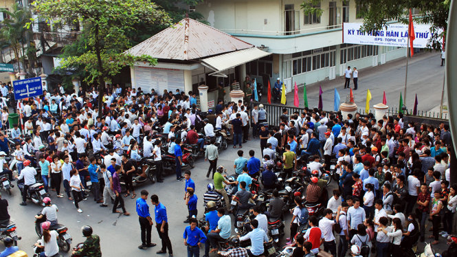 Sáng 8-10-2016, hàng chục nghìn lao động cả nước tham dự kỳ thi tiếng Hàn (EPS-TOPIK) dành cho người lao động đi làm việc tại Hàn Quốc tại bốn điểm thi thuộc 3 tỉnh thành gồm Hà Nội, Nghệ An và TP.HCM - Ảnh: CHÍ TUỆ