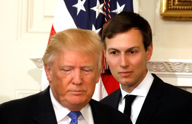 Tổng thống Donald Trump (trái) và cố vấn cấp cao cũng là con rể ông, Jared Kushner tới dự một cuộc họp với các CEO lĩnh vực sản xuất chế tạo tại Nhà Trắng ở Washington - Ảnh: Reuters
