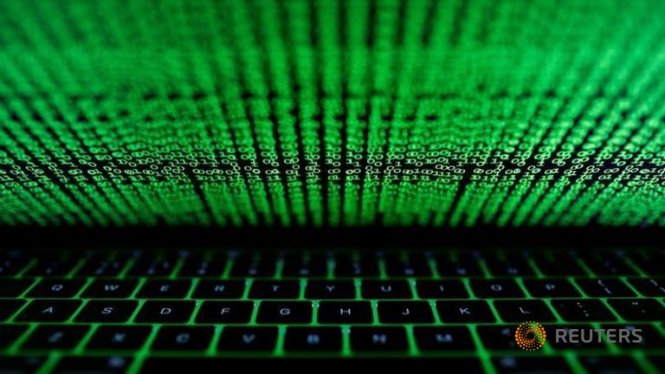 Bàn phím máy tính sáng lên bởi các mã mạng - Ảnh: Reuters