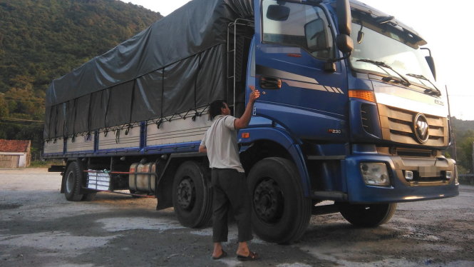 Chiếc xe của một doanh nghiệp vận tải thường xuyên bị nhóm của ông Bình đón lõng ép đóng bảo kê - Ảnh cắt từ clip điều tra
