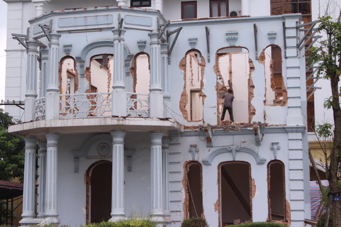 Ngôi biệt thự đang bị phá dỡ - Ảnh: XUÂN ĐÀO