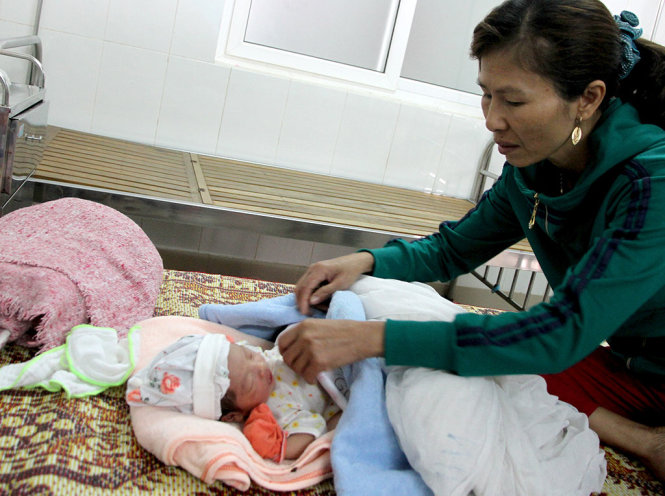 Cháu bé được  người dân đưa vào bệnh viện đa khoa tỉnh Quảng Trị chăm sóc sau khi phát hiện bị bỏ rơi  cạnh  mương nước – Ảnh: H.T