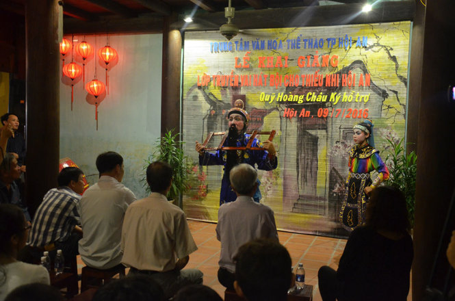 Các diễn viên trong đoàn tuồng mở lớp đào tạo cho các bạn trẻ - Ảnh: THANH BA