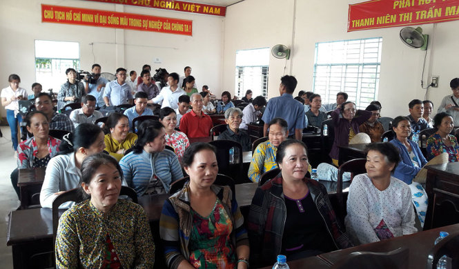 Người dân thị trấn Mái Dầm - nơi đặt Nhà máy giấy Lee & Man VN - đối thoại với Cục Môi trường miền Nam và chính quyền huyện Châu Thành - Ảnh: LÊ DÂN