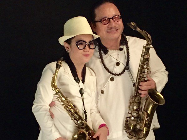 Nghệ sĩ saxophone Trần Mạnh Tuấn và con gái - An Trần sẽ trình diễn trong đêm nhạc gây Quỹ học bổng Trịnh Công Sơn - Ảnh: TL