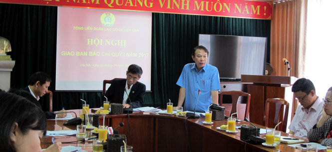 Ông Mai Đức Chính (người đứng) cho biết công đoàn không kiện được doanh nghiệp nợ bảo hiểm xã hội - Ảnh: Đ.B