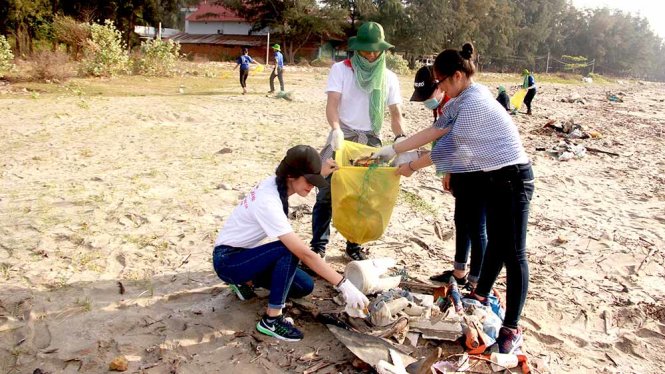 Các bạn trẻ nhặt rác ở biển Cần Giờ -
 Ảnh: M.Anh