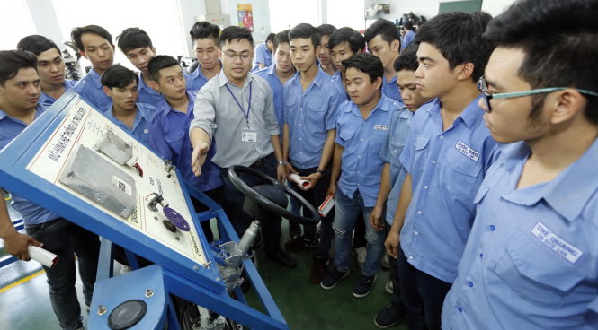 Thầy Nguyễn Huỳnh Quang Thiện hướng dẫn sinh viên lớp 14A khoa cơ khí động lực Trường CĐ kỹ thuật Cao Thắng thực hành - Ảnh: Như Hùng
