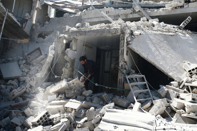 Cảnh hoang tàn ở thị trấn Douma, ngoại ô Damascus, ngày 4-4, sau trận không kích của phe chính phủ Syria. Thị trấn này hiện do phe nổi dậy kiểm soát - Ảnh: Reuters