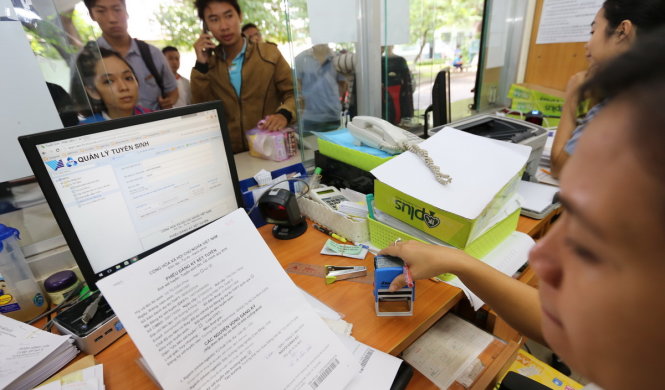 Thí sinh nộp hồ sơ xét tuyển vào Trường ĐH Bách khoa (ĐHQG TP.HCM) năm 2016 - Ảnh: NHƯ HÙNG