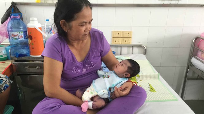 Một cháu bé 27 ngày tuổi đã mắc bệnh thủy đậu - Ảnh: T.Dương