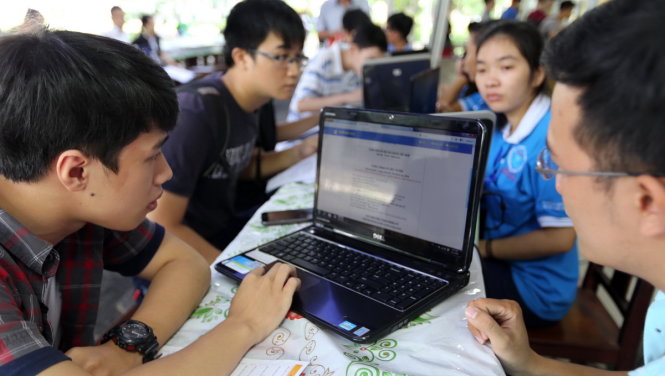 Thí sinh nộp hồ sơ xét tuyển vào trường ĐH Bách Khoa (ĐHQG, TP.HCM) - Ảnh: NHƯ HÙNG