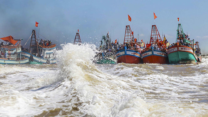 Cảnh tàu di chuyển trong một lần nghinh ông ở Gành Hào