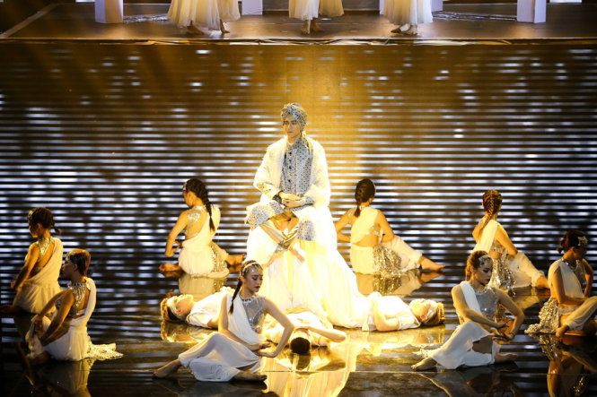 Hóa hoàng tử Ấn Độ, S.T giành điểm cao nhất trong khi Hương Giang Idol ngậm ngùi chia tay cuộc thi.