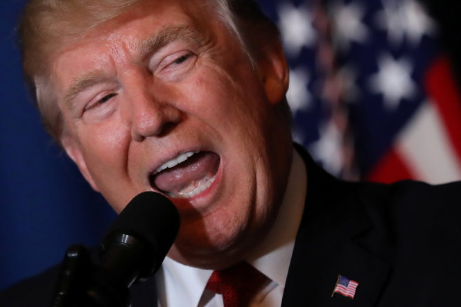Tổng thống Donald Trump thông báo về cuộc tấn công tên lửa nhằm vào Syria từ khu nghỉ dưỡng Mar-a-Lago ở bang Florida nơi ông đang có cuộc đón tiếp Chủ tịch Trung Quốc Tập Cận Bình tối 6-4 - Ảnh: Reuters