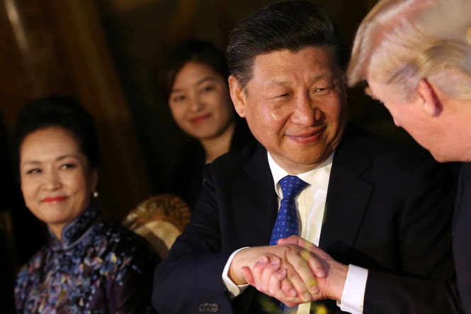 Tổng thống Trump (phải) bắt tay với Chủ tịch Trung Quốc Tập Cận Bình trước giờ ăn tối ở Mar-a-Lago - Ảnh: Reuters