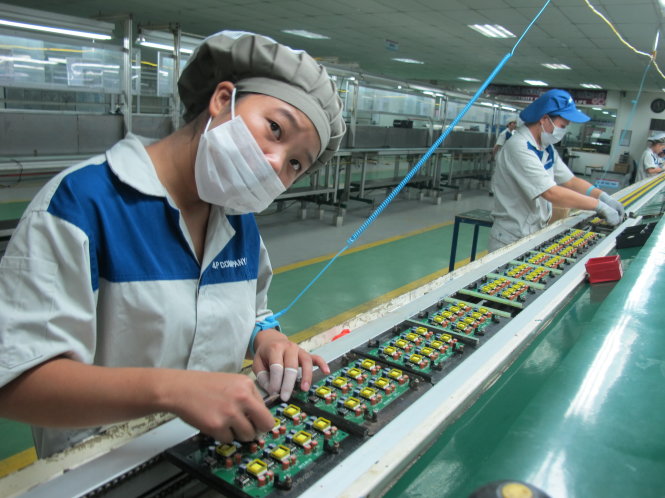 Cần cẩn trọng trong tăng thuế xăng dầu để doanh nghiệp không bị thiệt kép. Trong ảnh: sản xuất sản phẩm công nghiệp hỗ trợ tại một doanh nghiệp VN - Ảnh: Trung Hà