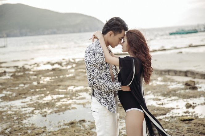 Bảo Anh có khá nhiều cảnh quay lãng mạn cùng Hữu Vi trong MV In the night - Ảnh: chụp từ MV