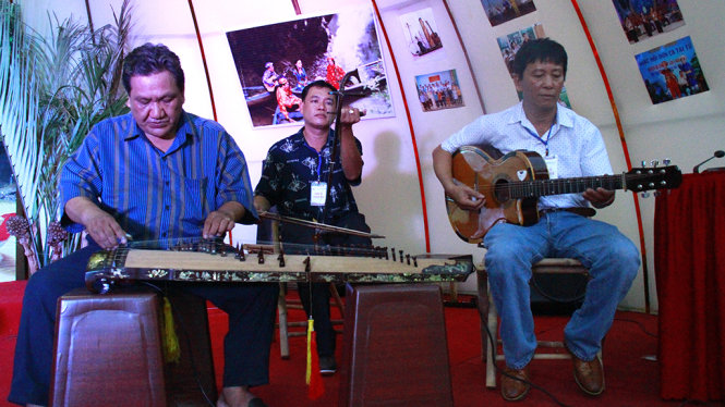 Các nghệ nhân Đờn ca tài tử tham gia Fastival - Ảnh: Xuân An