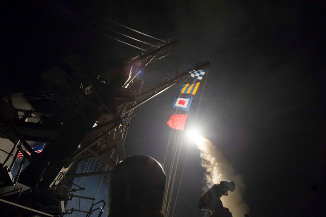 Tên lửa Tomahawk được phóng đi từ tàu khu trục USS Ross trên Địa Trung Hải - Ảnh: Reuters