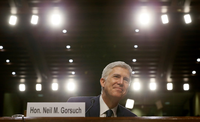 Tân thẩm phán của Tòa tối cao Mỹ, Neil Gorsuch trong một phiên điều trần trước Thượng viện. Ông Gorsuch là người trẻ nhất được đề cử vào ghế thẩm phán của Tòa tối cao Mỹ kể từ năm 1991