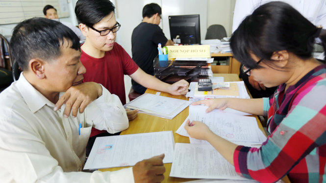 Thí sinh đăng ký dự thi THPT quốc gia 2017 - Ảnh: NHƯ HÙNG