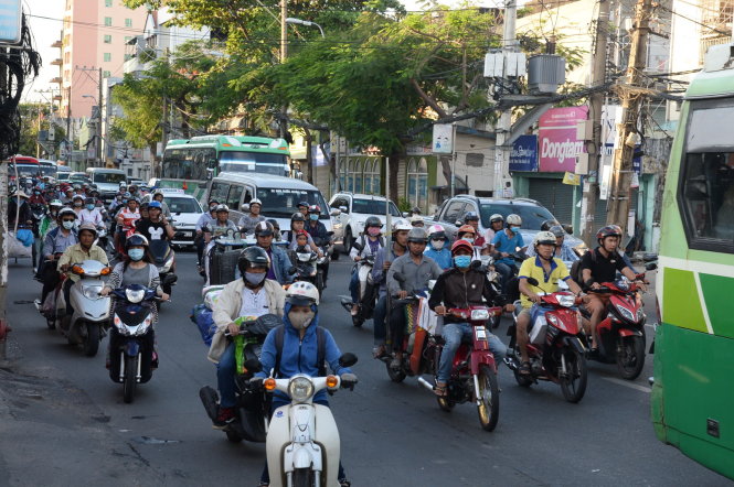 Đường Đinh Bộ Lĩnh (đoạn từ cầu Bình Triệu đến Bạch Đằng, Q.Bình Thạnh, TP.HCM) từ khi lưu thông một chiều đã không còn cảnh kẹt xe (ảnh chụp vào giờ cao điểm chiều 7-4) - Ảnh: TỰ TRUNG