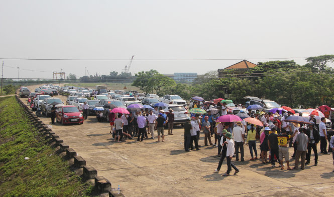 Người dân tập trung ở thị trấn Xuân An, huyện Nghi Xuân, Hà Tĩnh để phản đối trạm thu phí Bến Thủy sáng 9-4 - Ảnh: DOÃN HÒA