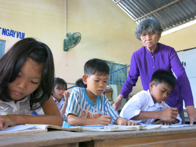 Cô Kính và học trò tại lớp học tình thương của mình - Ảnh: T.TRANG