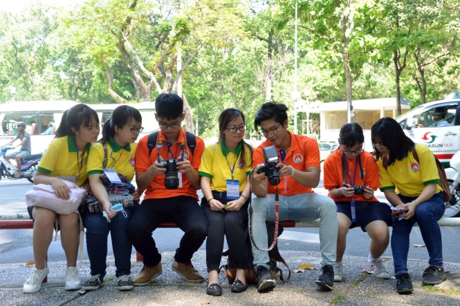 Có những em tỏ ra rất chuyên nghiệp trong việc chụp ảnh - Ảnh: Duyên Phan