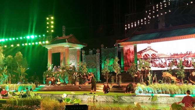  Tái hiện lại hình ảnh đồng quê, sông nước Nam bộ trong đêm khai mạc - Ảnh: Nguyễn Lộc
