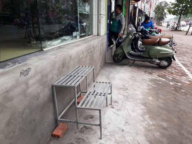 Nền nhà cao hơn 1m so với vỉa hè trên phố Xã Đàn, Đống Đa, Hà Nội - Ảnh: Quang Thế
