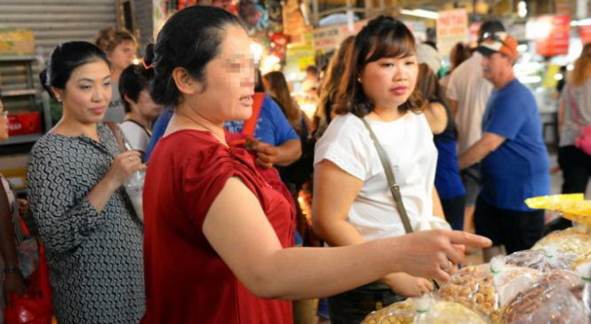 Các tiểu thương buôn bán tại chợ Bến Thành, Q.1, TP.HCM - Ảnh: Hữu Khoa