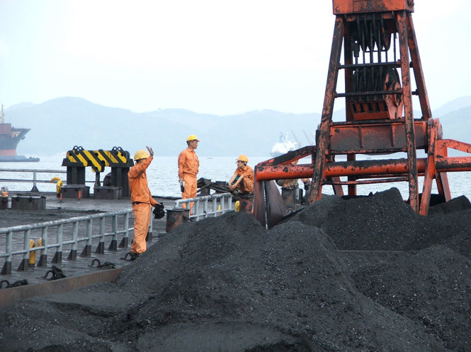 EVN nợ TKV chủ yếu là tiền mua than cho các nhà máy điện. Trong ảnh: Hoạt động giao nhận than của TKV. Ảnh: Anh Đức