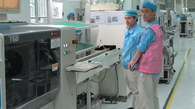 Nhiều doanh nghiệp lo ngại kết quả giám định ở VN vênh với nước
ngoài có thể khiến họ mất uy tín, thiệt hại. Trong ảnh: làm hàng
xuất khẩu cho các tập đoàn đa quốc gia tại một doanh nghiệp sản
xuất linh kiện VN - Ảnh: Anh Đức