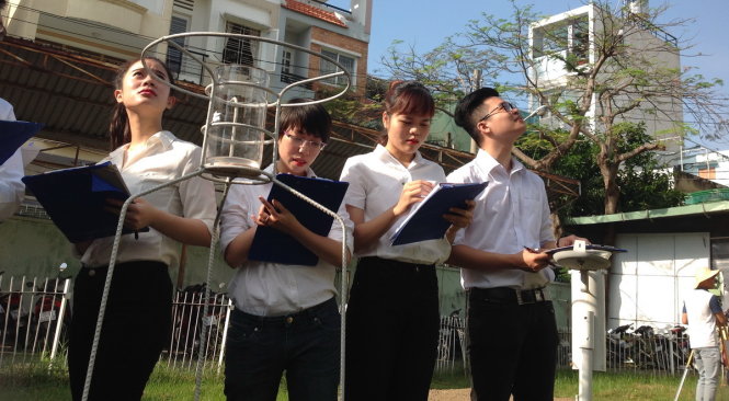 Sinh viên khoa khí tượng thủy văn, Trường ĐH Tài nguyên và môi trường TP.HCM đang thực hành đo đạc