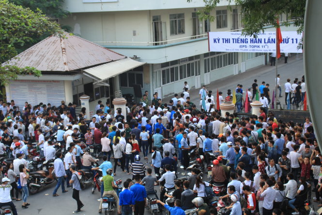 Người lao động dự kỳ thi tiếng Hàn tại Hà Nội tháng 10-2016 (ảnh Chí Tuệ)