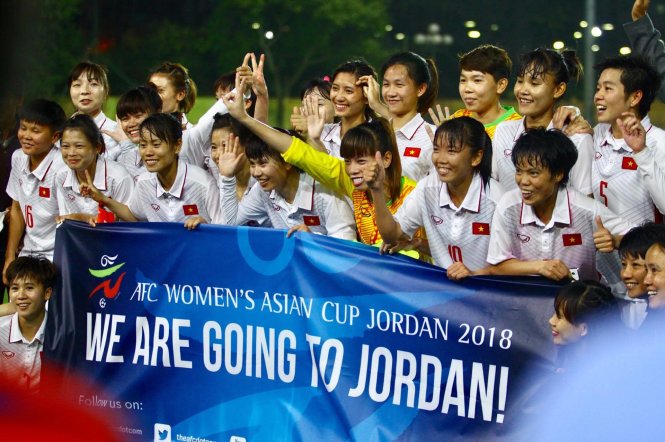 Tuyển nữ VN chụp ảnh sau trận thắng Myanmar 2-0. Ảnh: NGUYỄN KHÁNH