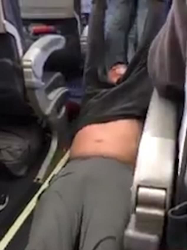 Ông David Dao bị lôi xuống máy bay - Ảnh: Daily Mail