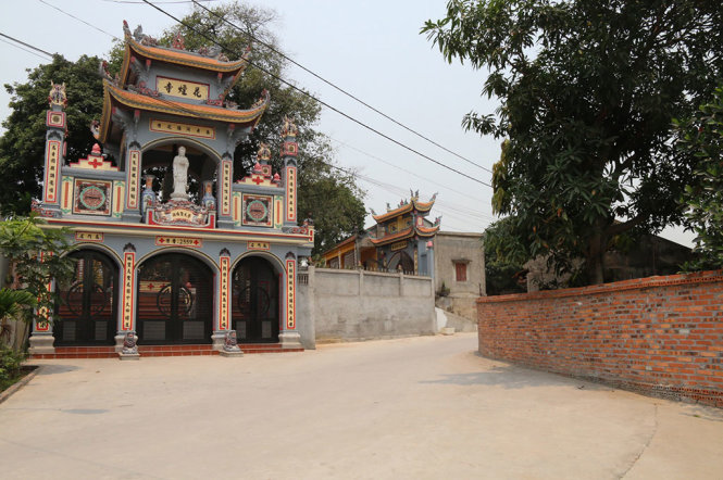 Một phần đoạn đường dân sinh đi từ QL18 đến trường mầm non Trạo Hà được xây mới bằng bê tông khá rộng - Ảnh: K.L