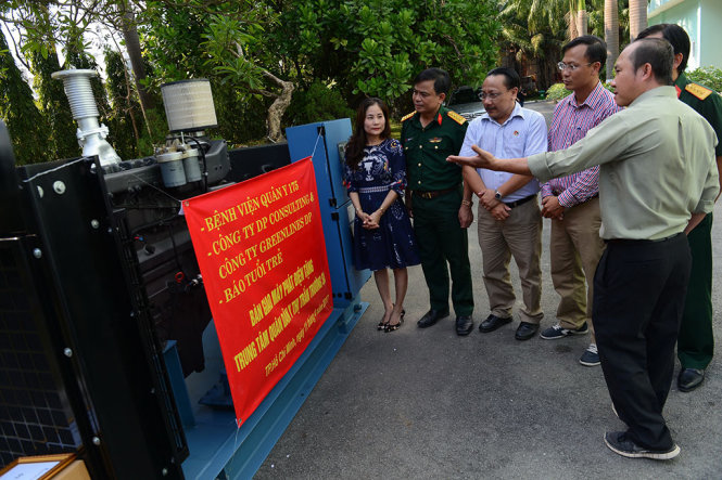 Đại diện bệnh viện Quân y 175 và đại diện báo Tuổi Trẻ tiếp nhận máy phát điện do công ty DP Consulting – Greenlines DP tặng trung tâm y tế thị trấn Trường Sa - Ảnh: QUANG ĐỊNH