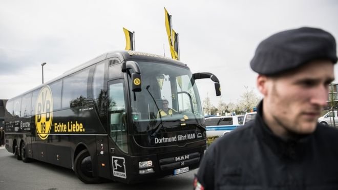 Cảnh sát có mặt đông đảo ở sân tập của đội bóng Dortmund. Ảnh: GETTY IMAGES