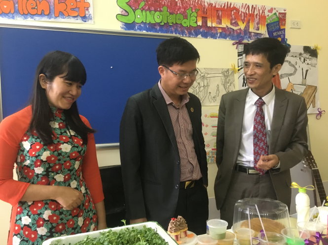 Cô Nguyễn Thị Minh Ngọc, thầy Nguyễn Minh Quý và thầy Hà Xuân Nhâm (từ trái sang) trong buổi trưng bày sản phẩm ứng dụng của học sinh Trường THPT Phan Huy Chú, Hà Nội - Ảnh: Vĩnh Hà