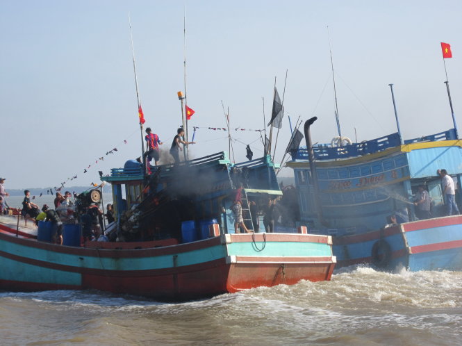 “Trận chiến” ở hai tàu tham gia lễ hội Nghinh Ông, trong khi người trên tàu hầu hết không mặc áo phao - Ảnh: Tâm An